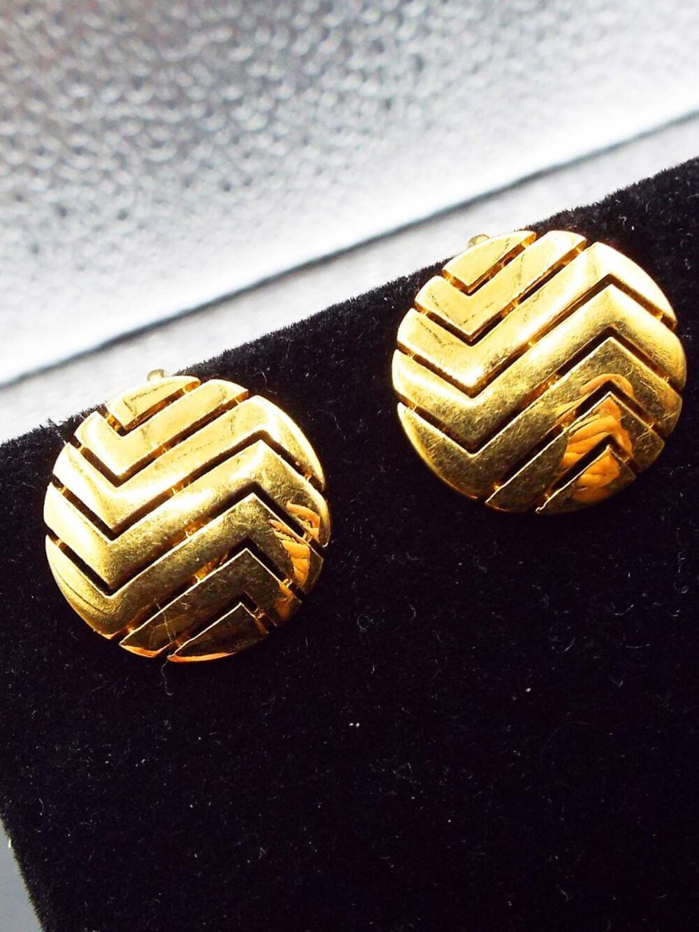 CROWN TRIFARI GOLDEN ZIG ZAG BUTTON CLIP EARRINGS CLASSIC! 19